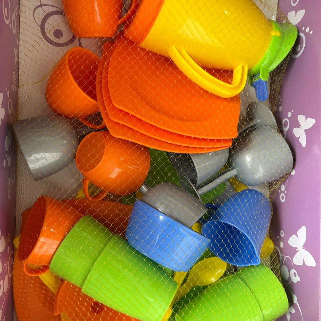 Conjunto de pratos mais copos,cafeteira etc..